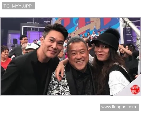 曾志伟与足球明星亲密合影展现友谊与激情的瞬间